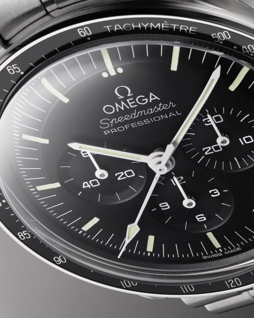 OMEGA Speedmaster Moonwatch 310.30.42.50.01.001 Detail Dial Low Res min