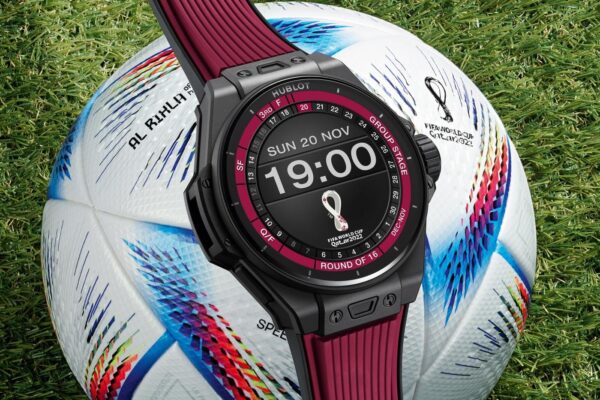 big bang e fifa world cup qatar 2022 44 mm 450.CI .1100.RX .FWC22 lifestyle shot 1