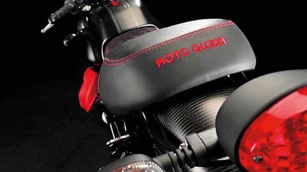 Moto Guzzi V7 III Carbon 